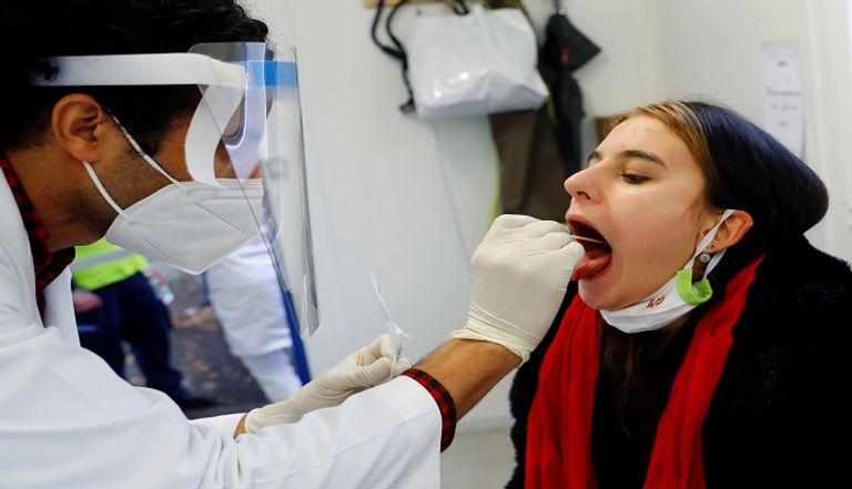 شخص يخضع لاختبار فيروس كورونا