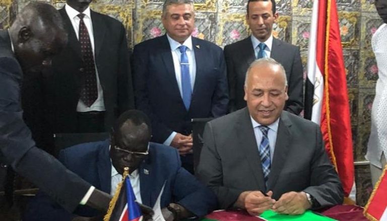 وزير الطيران المصري ونظيره الجنوب سوداني خلال مراسم توقيع مذكرات التفاهم