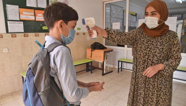 مدرسة تقيس حرارة تلميذ قبل السماح بدخوله المدرسة في الجزائر