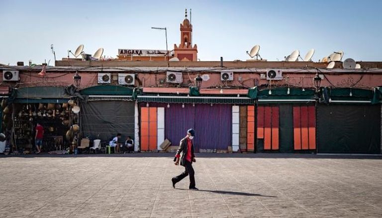 مغربي يرتدي الكمامة للوقاية من فيروس كورونا