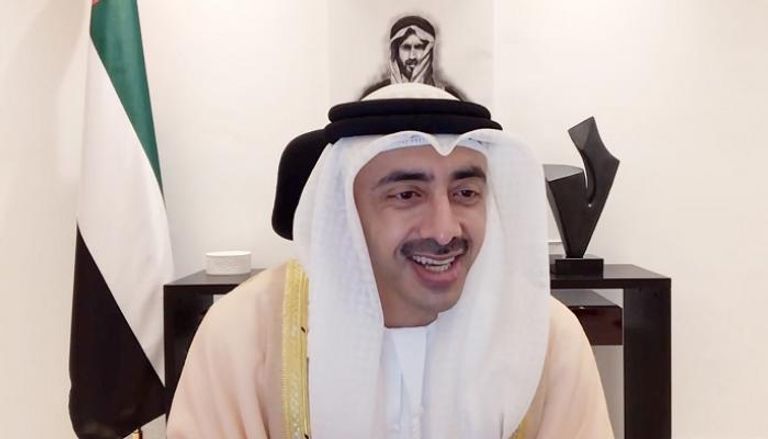 الشيخ عبدالله بن زايد آل نهيان خلال مشاركته باللجنة المشتركة عبر الفيديو