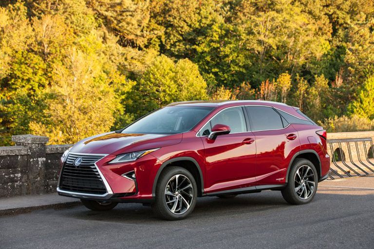 Lexus RX450h.. سيارة ميسي التي يقوم بتأجيرها