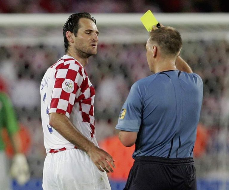 بول يشهر البطاقة الصفراء في وجه لاعب كرواتيا الحكم الإنجليزي جراهام بول