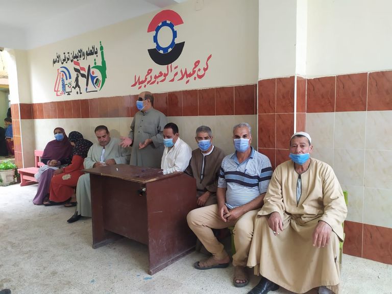 ناخب مصري يدلي بصوته في انتخابات مجلس النواب