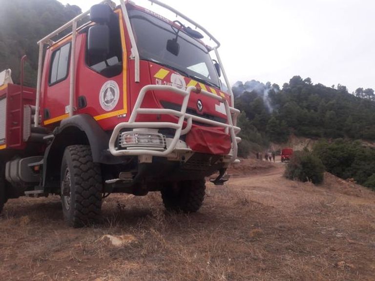 الدفاع المدني يسيطر على معظم الحرائق استمرار جهود الدفاع المدني لإطفاء حرائق الغابات الضخمة بالجزائر