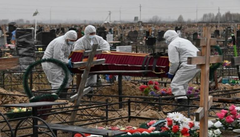 دفن جثمان أحد المتوفين بكورونا في روسيا