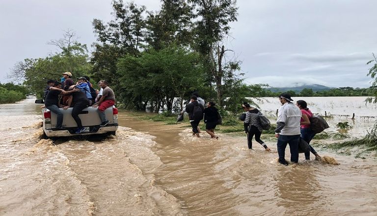 سيارات مغمورة في منطقة تأثرت بالفيضانات جراء إعصار