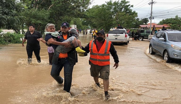 سيارات مغمورة في منطقة تأثرت بالفيضانات جراء إعصار