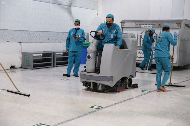 أعمال تطهير المسجد الحرام تجري على مدار الساعة