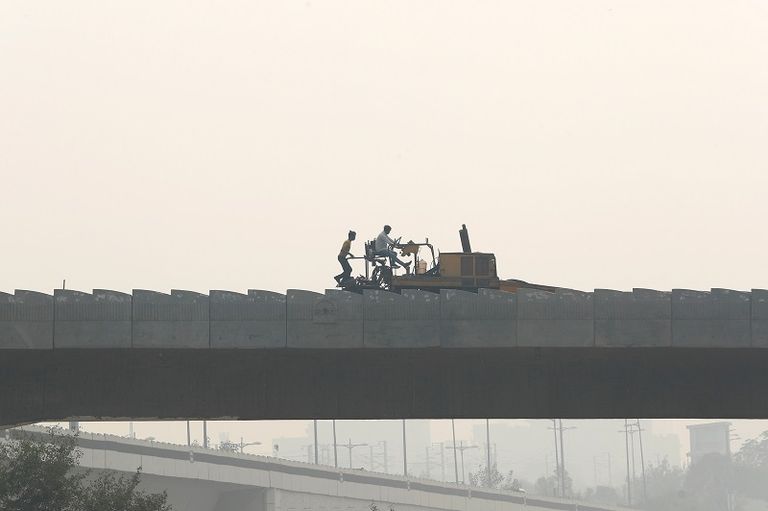 أجواء نيودلهي غارقة في سحابات التلوث