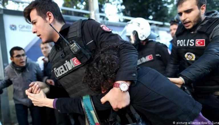 جانب من اعتداءات الشرطة التركية على متظاهرين سلميين