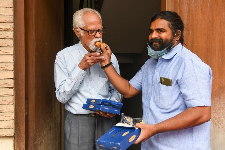 بالاشاندران غوبالان عم هاريس الهندي  الأهالي يوزعون الحلوى احتفالا بانتصار كامالا هاريس - أ.ف.ب