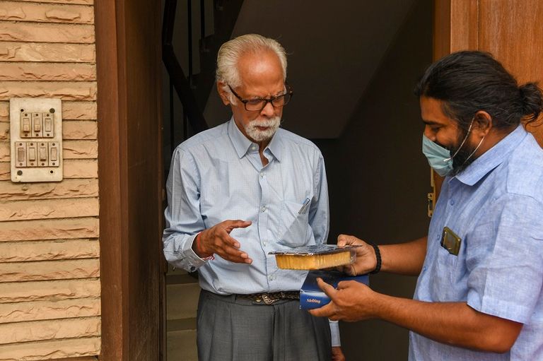 بالاشاندران غوبالان عم هاريس الهندي  الأهالي يوزعون الحلوى احتفالا بانتصار كامالا هاريس - أ.ف.ب