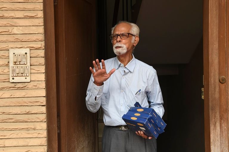 بالاشاندران غوبالان عم هاريس الهندي  الأهالي يوزعون الحلوى احتفالا بانتصار كامالا هاريس - أ.ف.ب