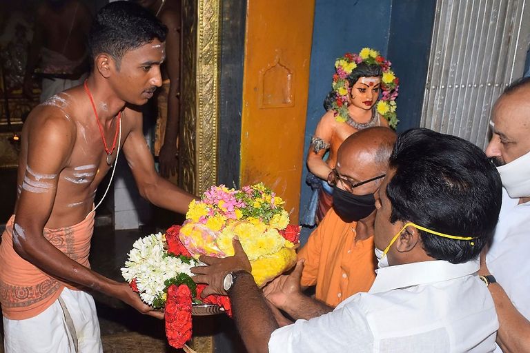 الأهالي يوزعون الحلوى احتفالا بانتصار كامالا هاريس - أ.ف.ب