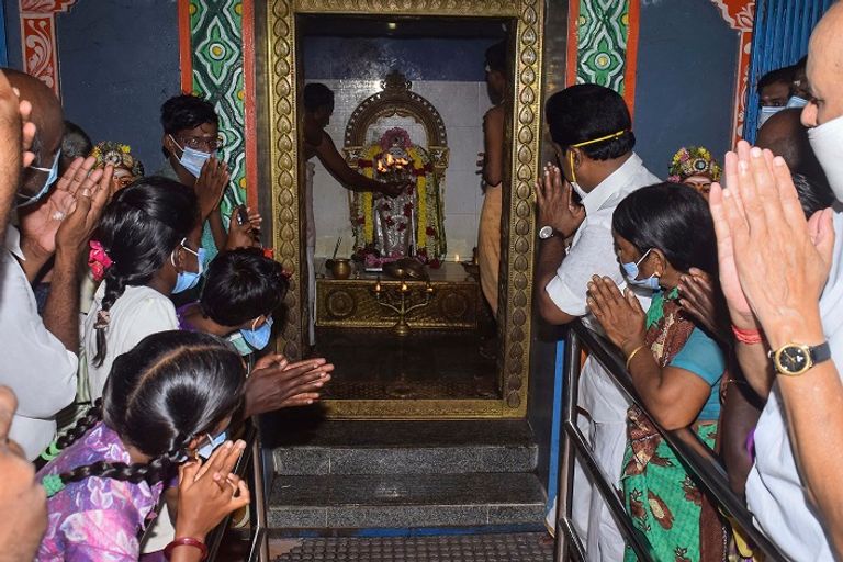 الأهالي يوزعون الحلوى احتفالا بانتصار كامالا هاريس - أ.ف.ب