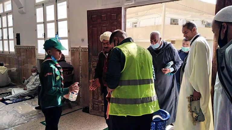 إجراءات احترازية في مساجد الجزائر الجزائر تعيد تطبيق إجراءات صارمة بعد دخولها موجة كورونا الثانية