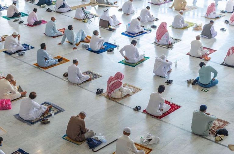المصلون في المسجد الحرام