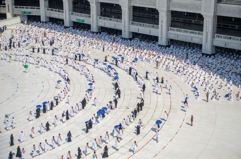 المصلون في المسجد الحرام