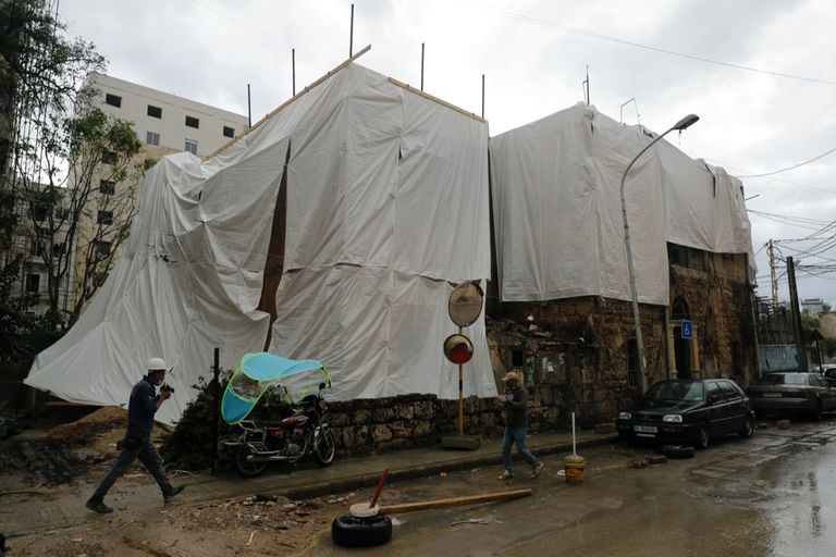 الأمطار تعصف بأبنية لبنان