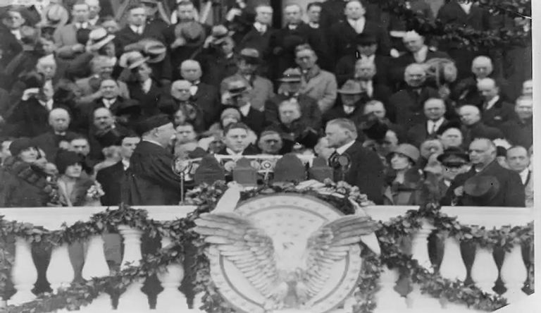 رئيس المحكمة العليا ويليام هوارد تافت يؤدي قسم المنصب أمام الرئيس هربرت هوفر- واشنطن بوست الرئيس الأمريكي المنتهية ولايته دونالد ترامب - أرشيفية