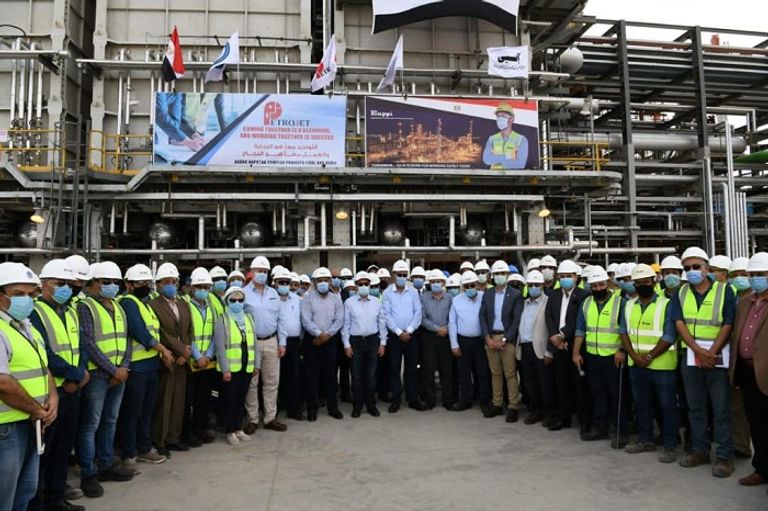 وزير البترول في مصر بمجمع إنتاج البنزين الجديد بأسيوط