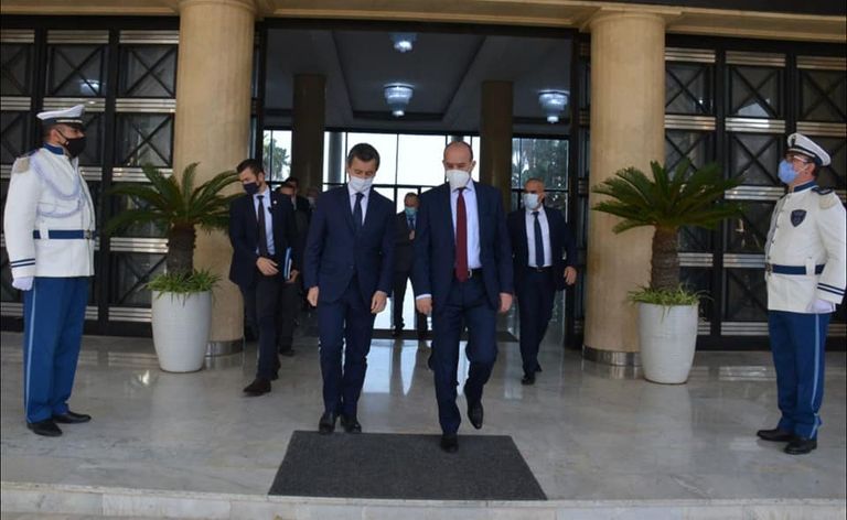 جانب من لقاء وزيرا داخلية الجزائر وفرنسا جانب من لقاء وزيرا داخلية الجزائر وفرنسا