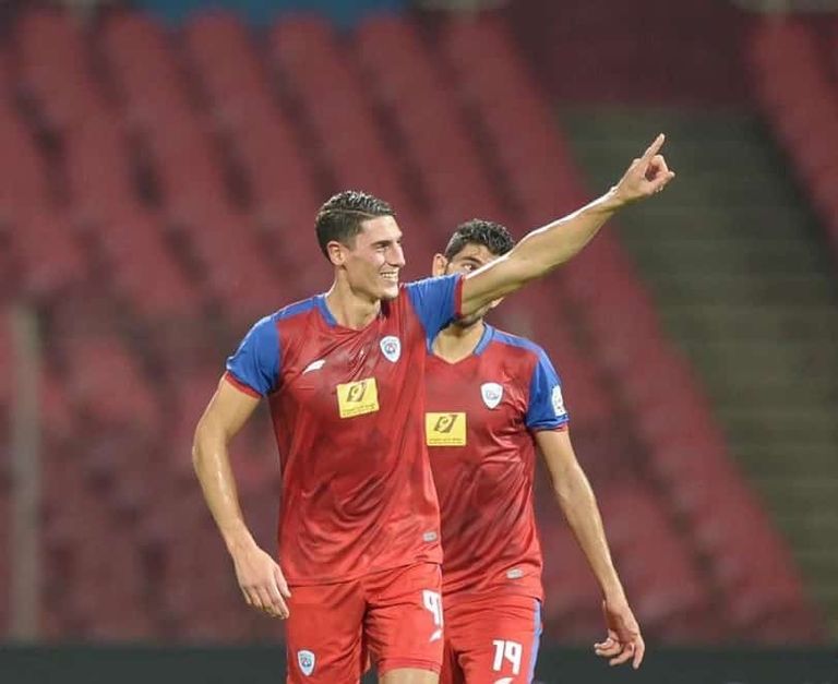 مهدي تاهرات بقميص أبها السعودي