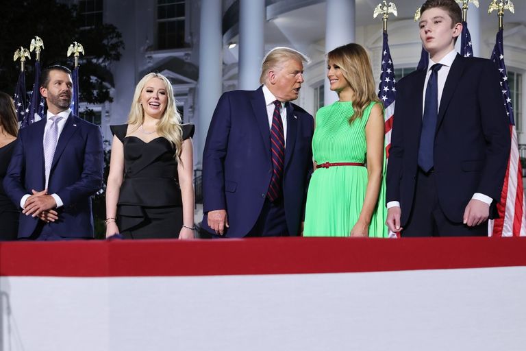 عائلة الرئيس الأمريكي المنتهية ولايته، دونالد ترامب، أمام البيت الأبيض ترامب وزوجته ميلانيا