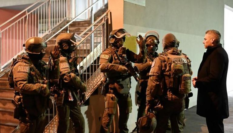 عناصر من الشرطة النمساوية خلال مداهمة مقار للإخوان