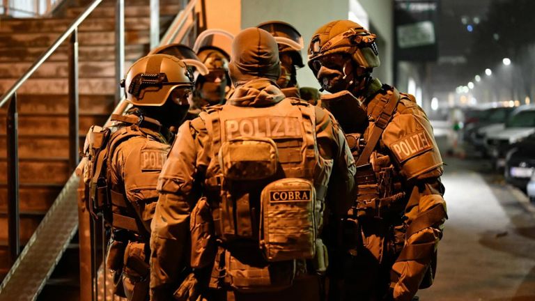 عناصر من الشرطة النمساوية خلال مداهمة مقار للإخوان