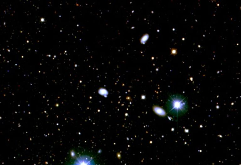 انطباع فني عن مجرة محاطة بتشوهات الجاذبية بسبب المادة المظلمة