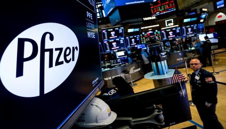 شعار شركة Pfizer على شاشة في بورصة نيويورك