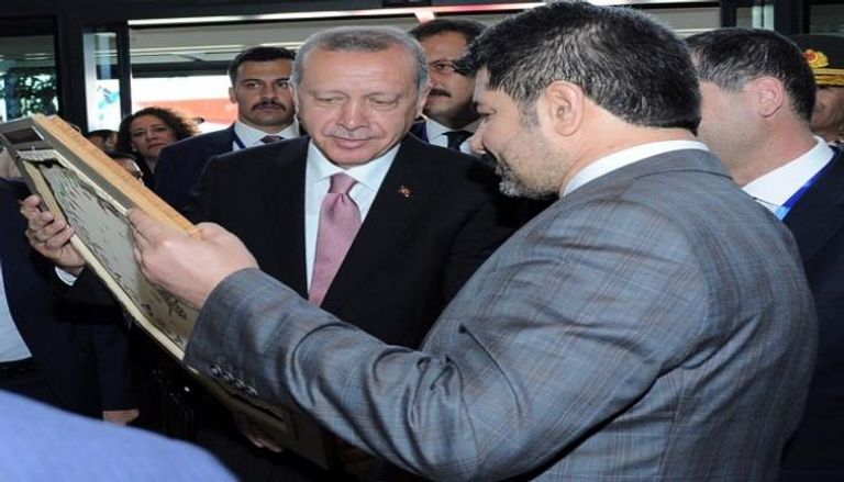 صورة تجمع أردوغان مع حسين بويوكفيرات