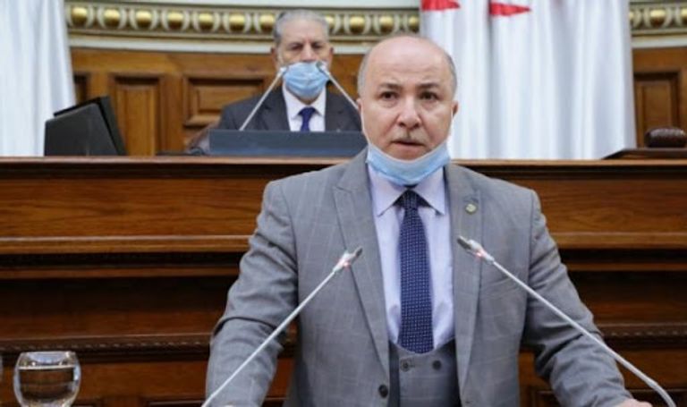 وزير المالية الجزائري خلال عرضه مشروع موازنة 2021 على نواب البرلمان ميناء الجزائر العاصمة - أرشيفية