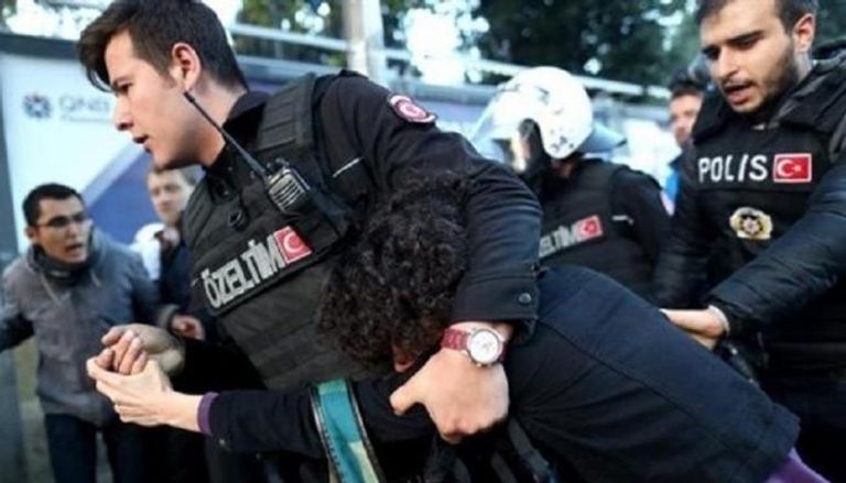 الشرطة التركية تعتقل إحدى السيدات