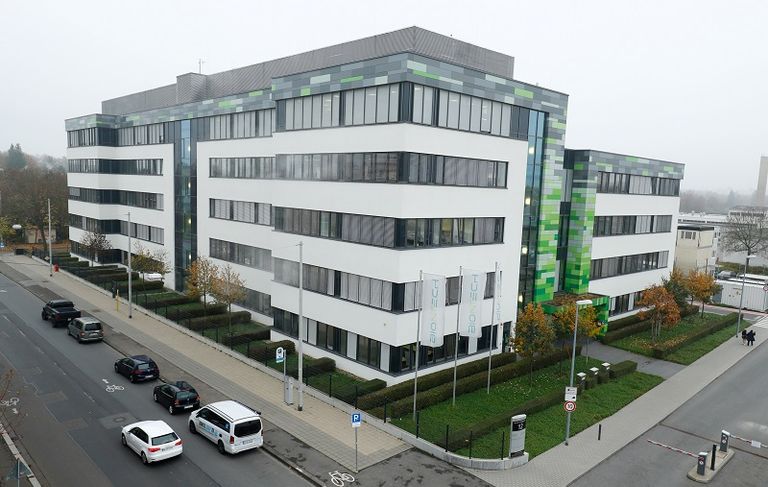 أوجور شاهين وزوجته