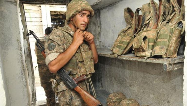 جندي أرمني في أحد المواقع العسكرية بإقليم قره باغ - أ.ف.ب