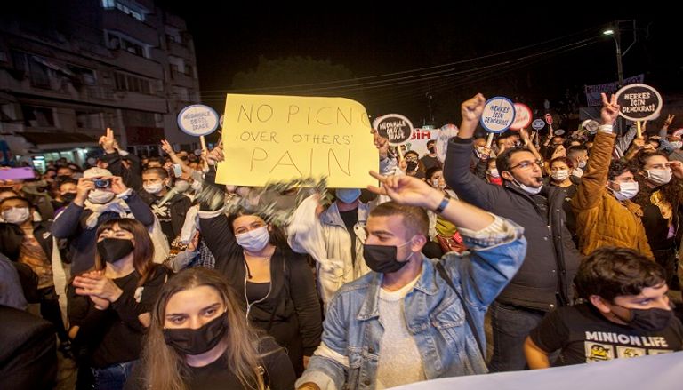 جانب من مظاهرات في شمال قبرص رفضا للتدخل التركي - أ.ف.ب