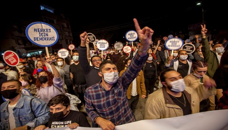 جانب من مظاهرات في شمال قبرص رفضا للتدخل التركي - أ.ف.ب