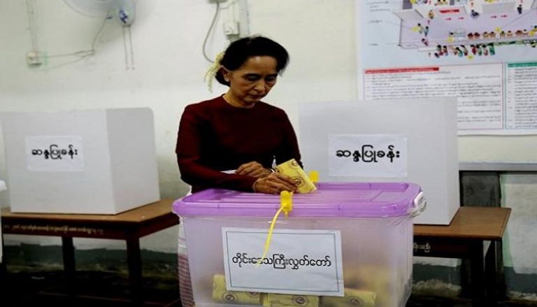  زعيمة ميانمار خلال الإدلاء بصوتها في الانتخابات