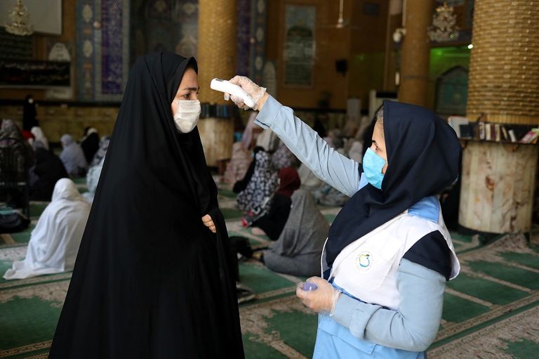 عاملة صحية في مختبر روسي