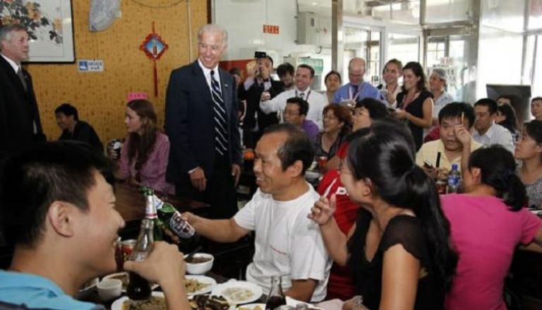 بايدن خلال زيارته للمطعم الصيني عام 2011 - سي إن إن