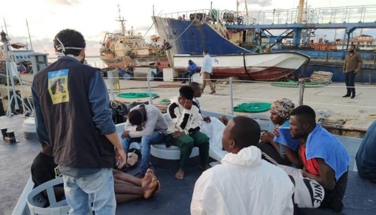 مهاجرون غرق مركبهم أثناء محاولة الفرار من طرابلس 