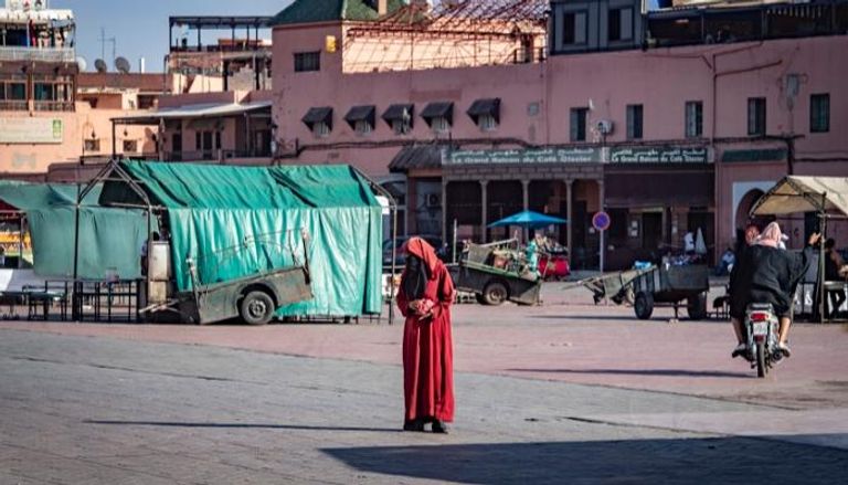 مغربية ترتدي الكمامة في مدينة مراكش
