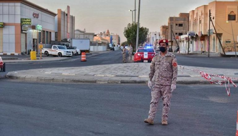 عنصر من الشرطة العسكرية السعودية أثناء فرض حظر تجول سابق في مدينة تبوك