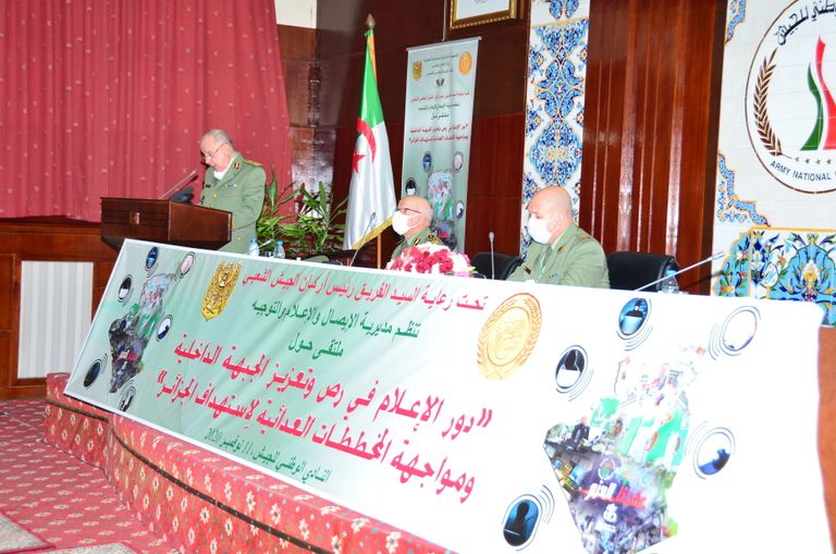 جانب من الملتقى قائد أركان الجيش الجزائري خلال ملتقى حول الإعلام والمخططات العدائية