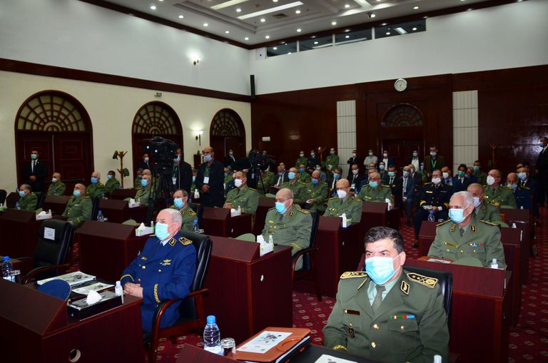 جانب من الملتقى قائد أركان الجيش الجزائري خلال ملتقى حول الإعلام والمخططات العدائية