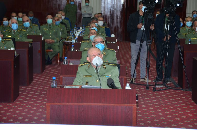 قائد الجيش الجزائري خلال الملتقى قائد أركان الجيش الجزائري خلال ملتقى حول الإعلام والمخططات العدائية