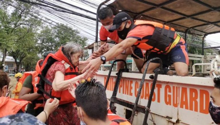 تواصل جهود إغاثة المتضررين من إعصار جوني في الفلبين